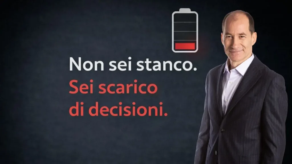Stanchezza decisionale imprenditori - Gaspare Battaglia con icona batteria scarica energia mentale. Concept visual decision fatigue e perdita lucidità sotto pressione.